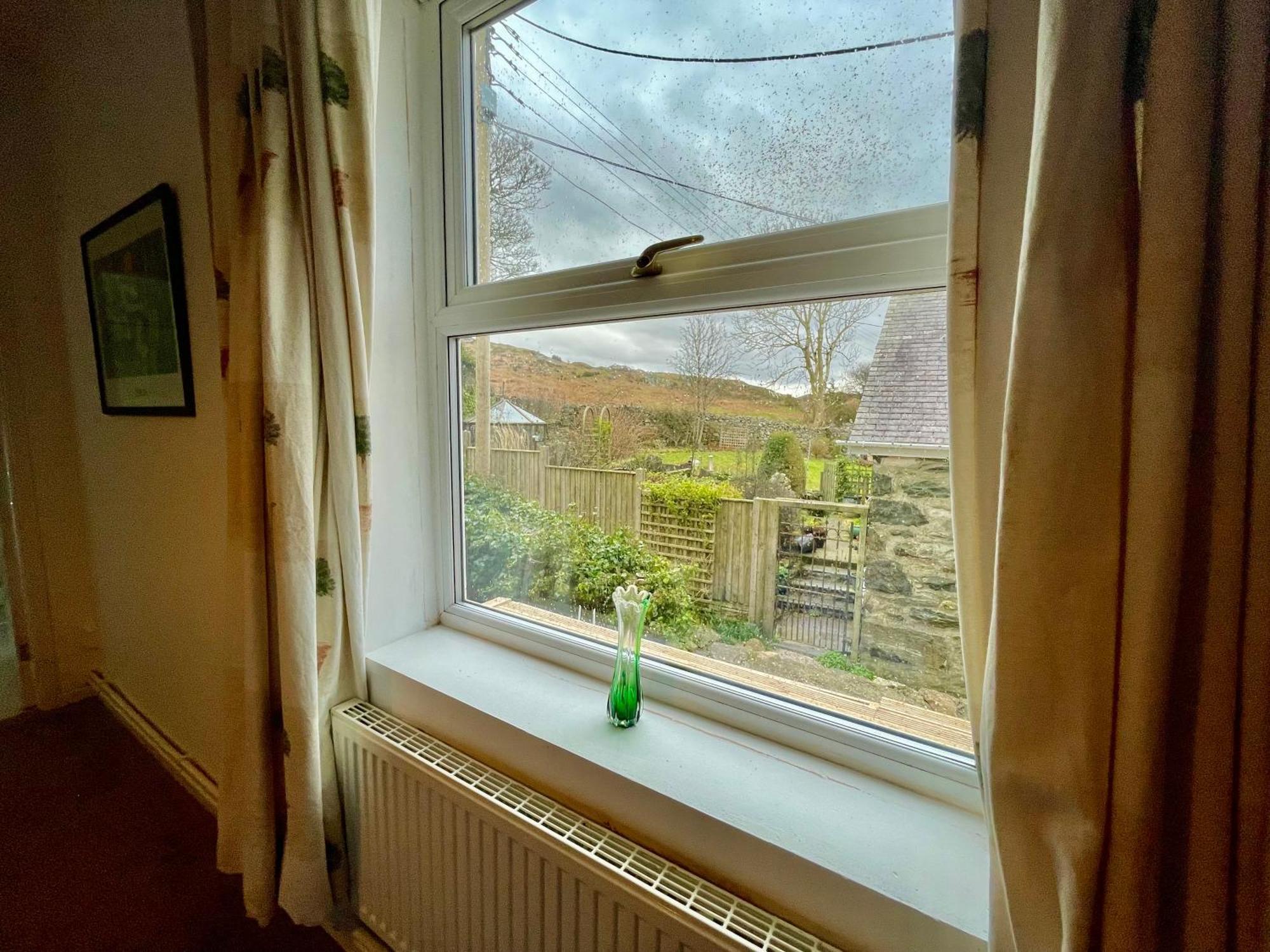 Spacious 3 bedroom garden apartment in Snowdonia National Park Garndolbenmaen Exterior foto